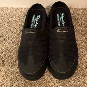 Skechers Relaxed Fit Memory Foam slip-on Tennis Shoe Size9 - NEW